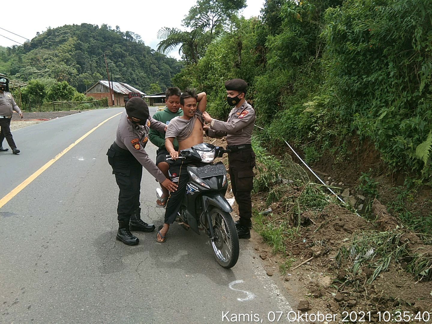 Polsek Sindang Kelingi Gelar Razia Senpi dan Sajam